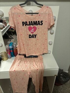 Women’s medium Pink Heart 'Pajamas All Day' Short Sleevew Pajama Set